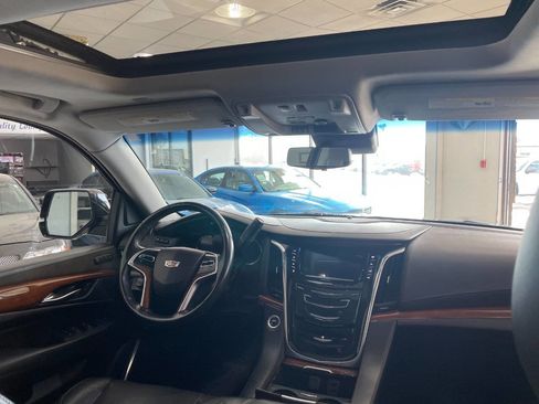 Used 2018 Cadillac Escalade ESV Luxury image 32