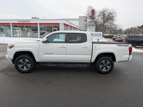 Used 2019 Toyota Tacoma TRD Sport image 2