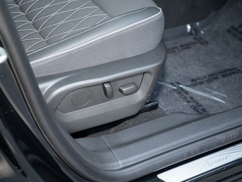 Used 2023 Buick Envision Avenir image 47