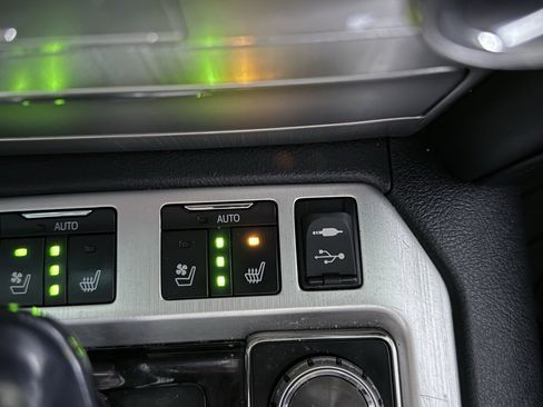 Used 2016 Toyota Land Cruiser image 41