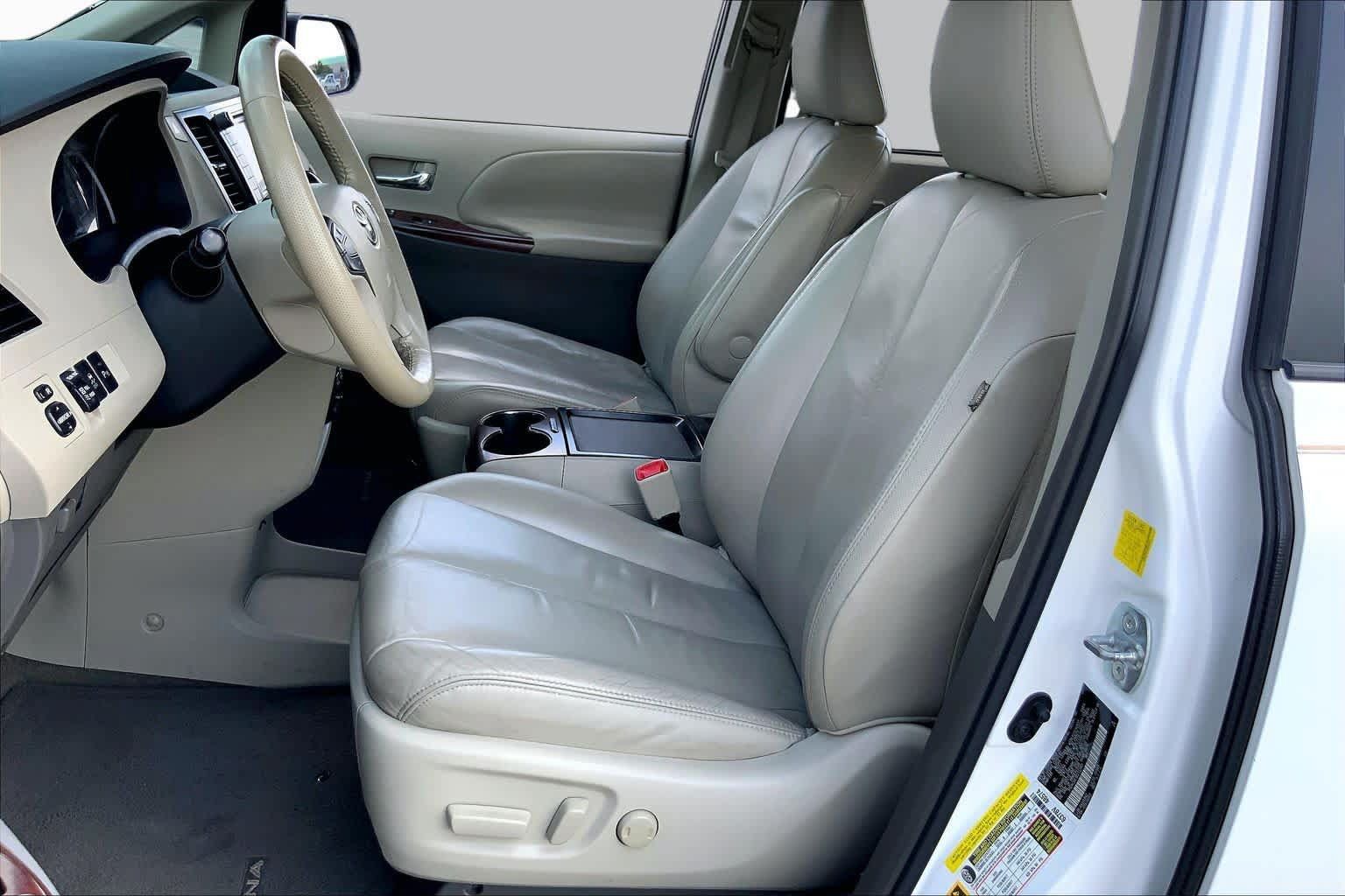 Used 2011 Toyota Sienna XLE w/ XLE Navigation Pkg FWD image 7