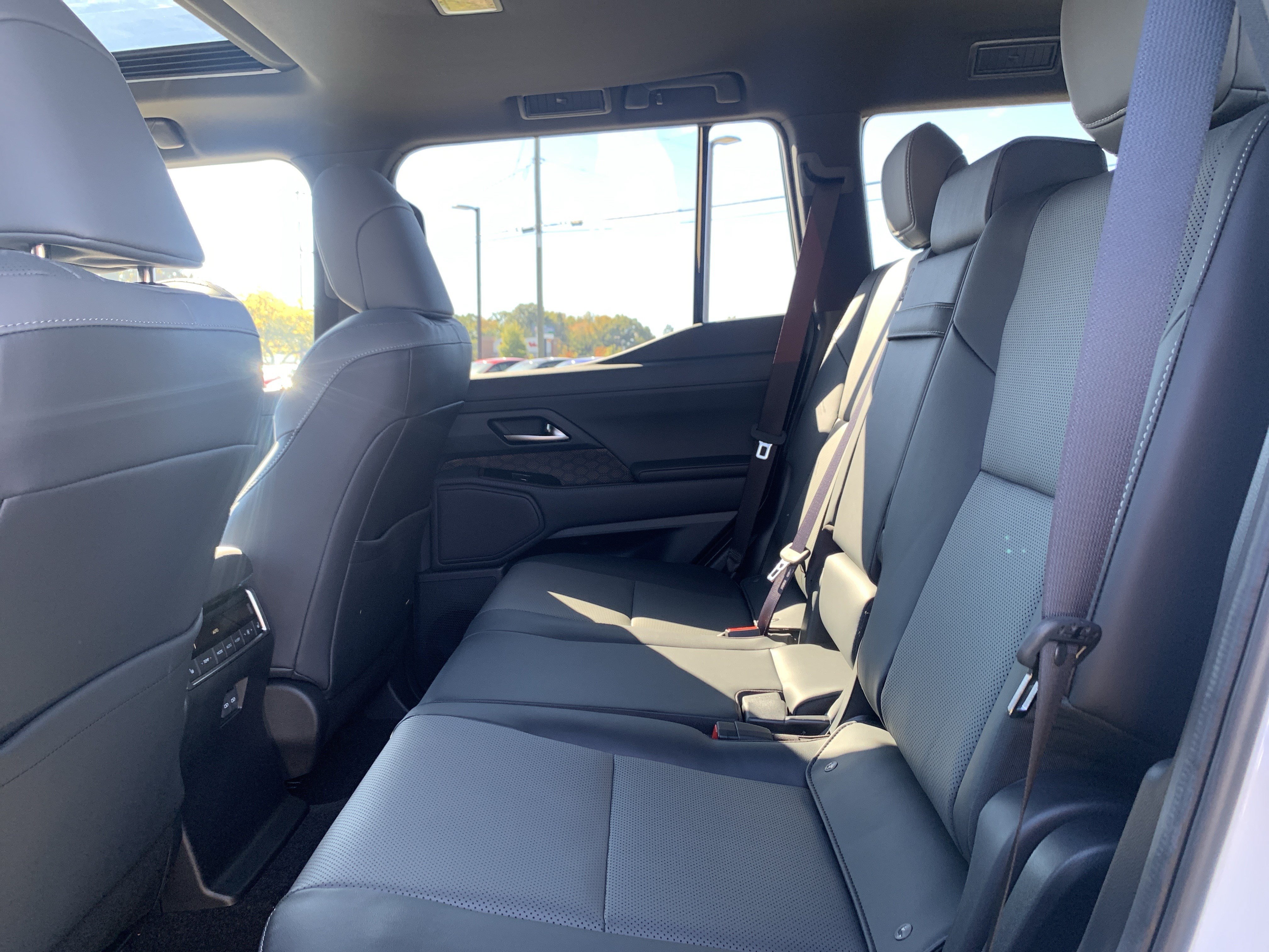 Used 2026 Lexus GX 550 w/ Accessory Package (2T) AWD/4WD image 32