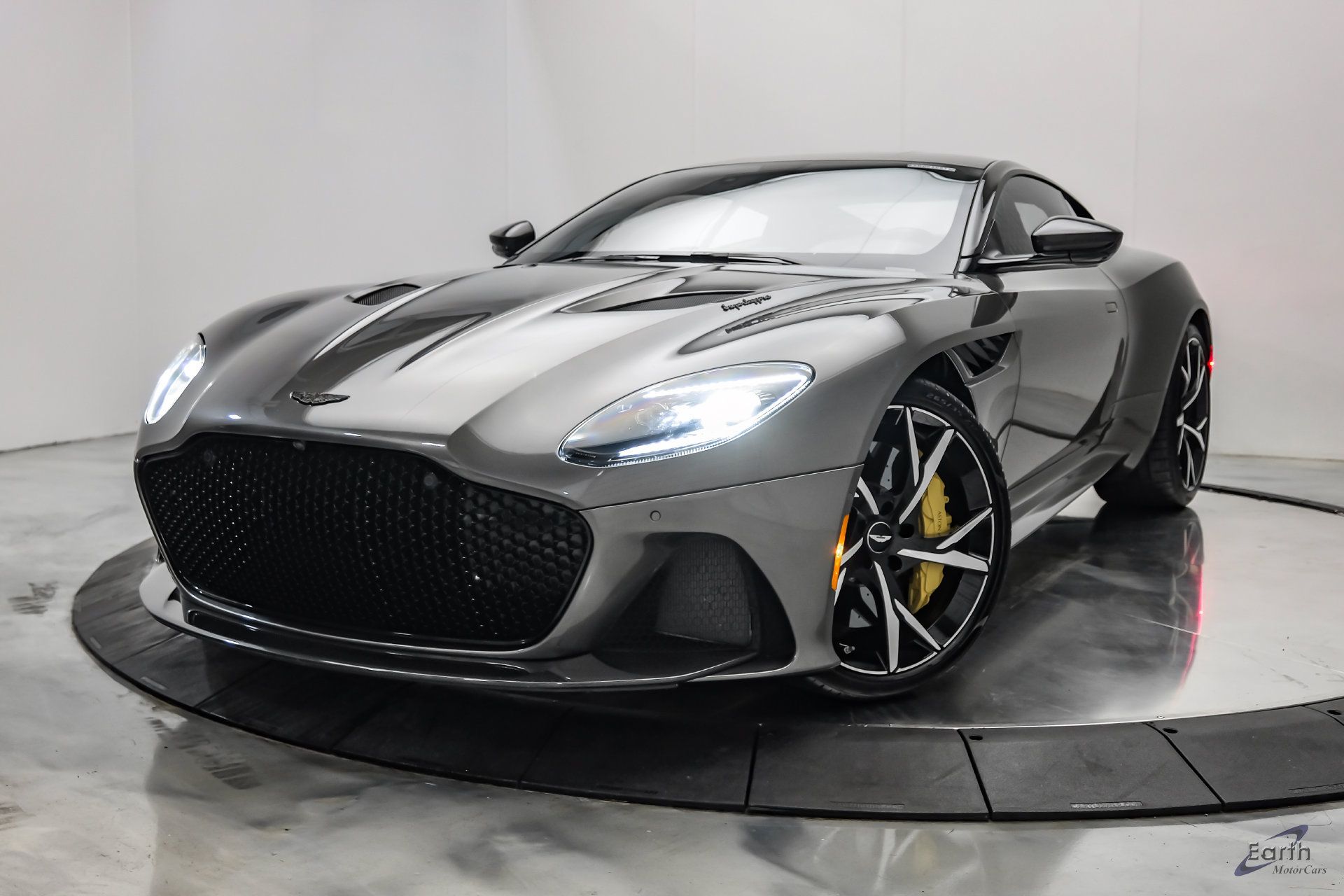 Used 2019 Aston Martin DBS Superleggera RWD image 5