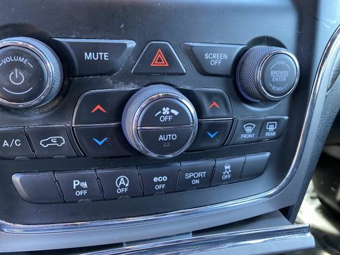 Used 2021 Jeep Grand Cherokee Laredo AWD/4WD image 12