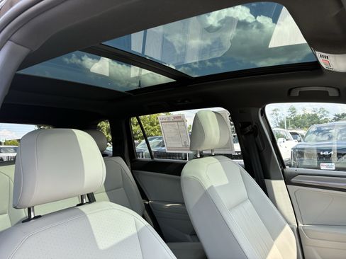Used 2023 Volkswagen Tiguan SE R-Line FWD image 11