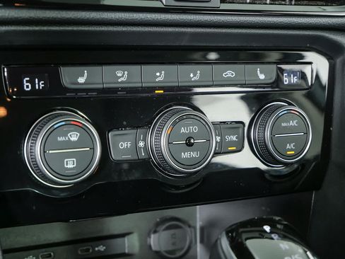Certified 2024 Volkswagen Taos SE FWD image 18