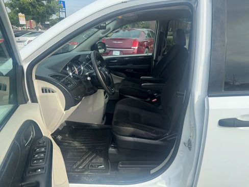Used 2019 Dodge Grand Caravan SE w/ UConnect Hands-Free Group FWD image 12