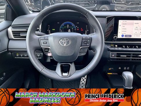 Used 2025 Toyota Camry SE w/ Convenience Package image 5