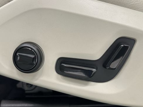 Used 2023 Volvo XC60 B5 Plus image 12