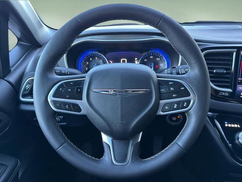Used 2025 Chrysler Pacifica Select image 9