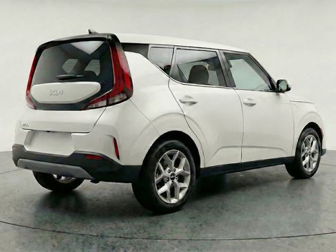 Used 2025 Kia Soul LX w/ LX Technology Package FWD image 9