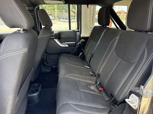 Used 2016 Jeep Wrangler Unlimited Sahara w/ Connectivity Group AWD/4WD image 10