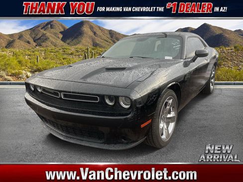 Used 2016 Dodge Challenger SXT RWD image 1