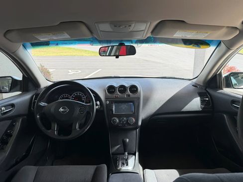 Used 2010 Nissan Altima 2.5 S FWD image 9