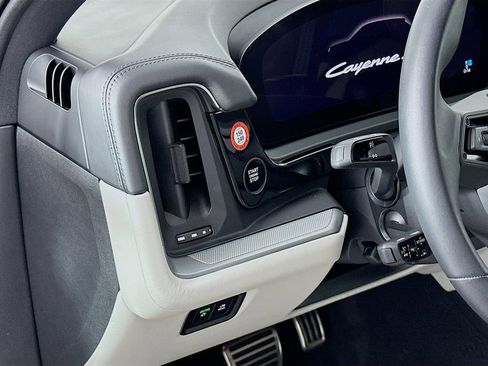 Used 2024 Porsche Cayenne S image 11