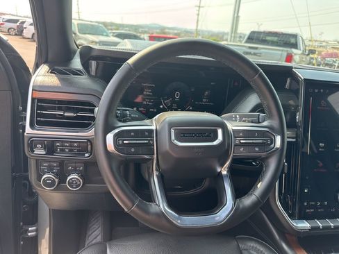 Used 2025 GMC Yukon XL Denali image 13