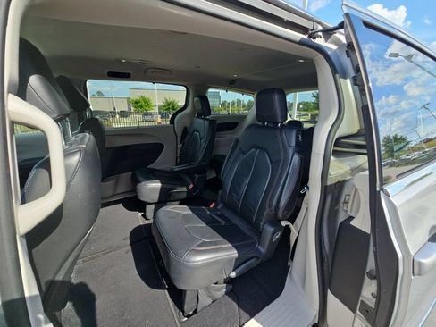 Used 2019 Chrysler Pacifica Touring-L FWD image 14