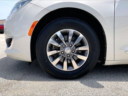 Certified 2019 Chrysler Pacifica Touring-L Plus FWD image 35