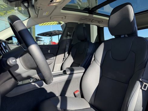 Used 2025 Volvo XC60 B5 Core image 32