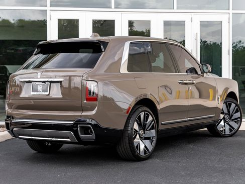 Certified 2025 Rolls-Royce Cullinan AWD/4WD image 17