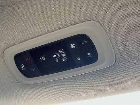 Used 2024 Chrysler Pacifica Touring-L FWD image 28