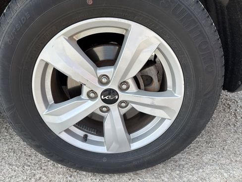 Used 2022 Kia Sorento LX image 9