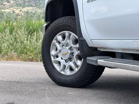 Used 2024 Chevrolet Silverado 2500 LT AWD/4WD image 11