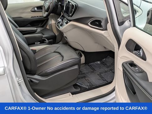 Used 2024 Chrysler Pacifica Touring-L FWD image 16