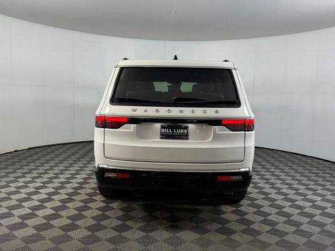 Used 2025 Jeep Wagoneer 4WD image 7