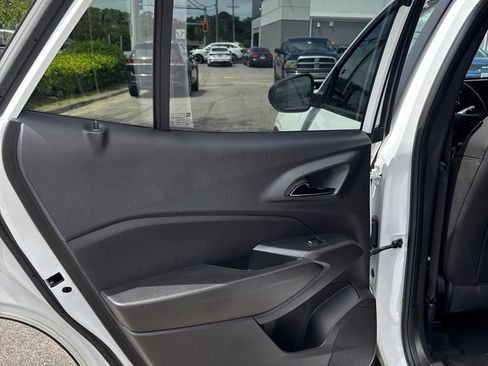 Used 2025 Chevrolet Trax RS FWD image 19