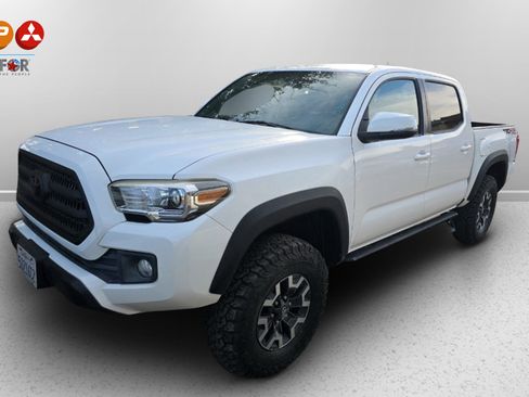Used 2017 Toyota Tacoma TRD Off-Road image 4