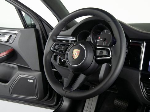 Certified 2025 Porsche Macan image 30