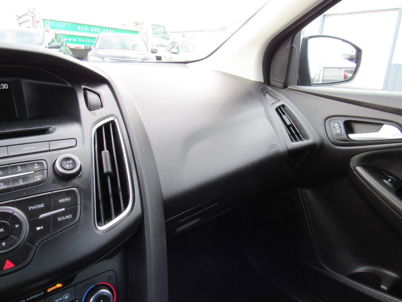 Used 2015 Ford Focus SE w/ Equipment Group 201A FWD image 26