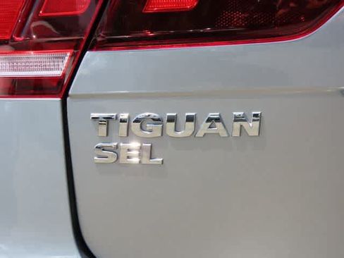 Used 2021 Volkswagen Tiguan SEL AWD/4WD image 6
