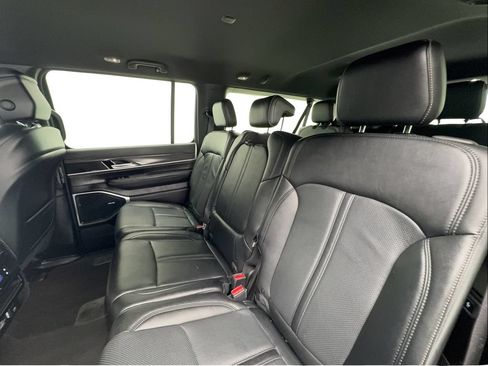 Used 2024 Jeep Wagoneer L Series II RWD image 24