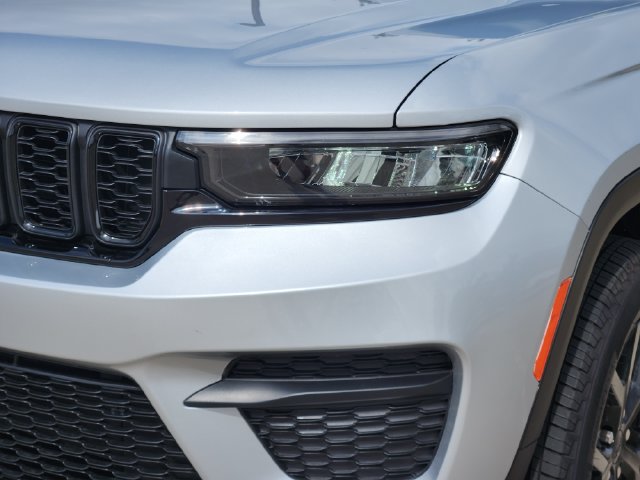Used 2025 Jeep Grand Cherokee Altitude RWD image 9