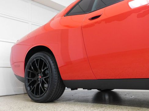 Used 2015 Dodge Challenger R/T Plus RWD image 9