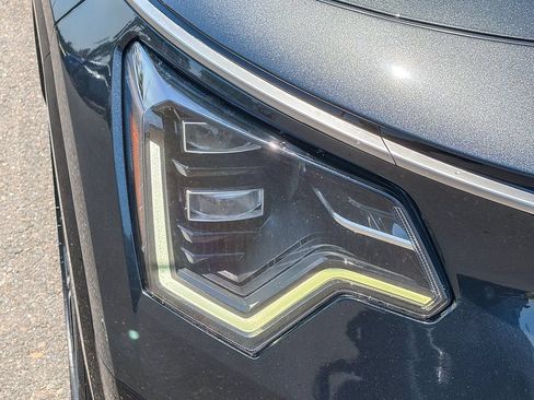 Used 2023 Kia Niro SX Touring FWD image 7