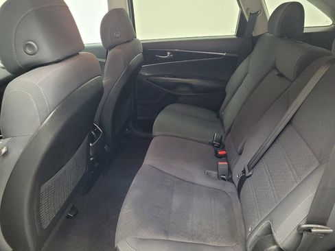Used 2017 Kia Sorento LX w/ LX Convenience Package image 18