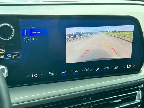 Used 2025 Chevrolet Traverse LT image 17