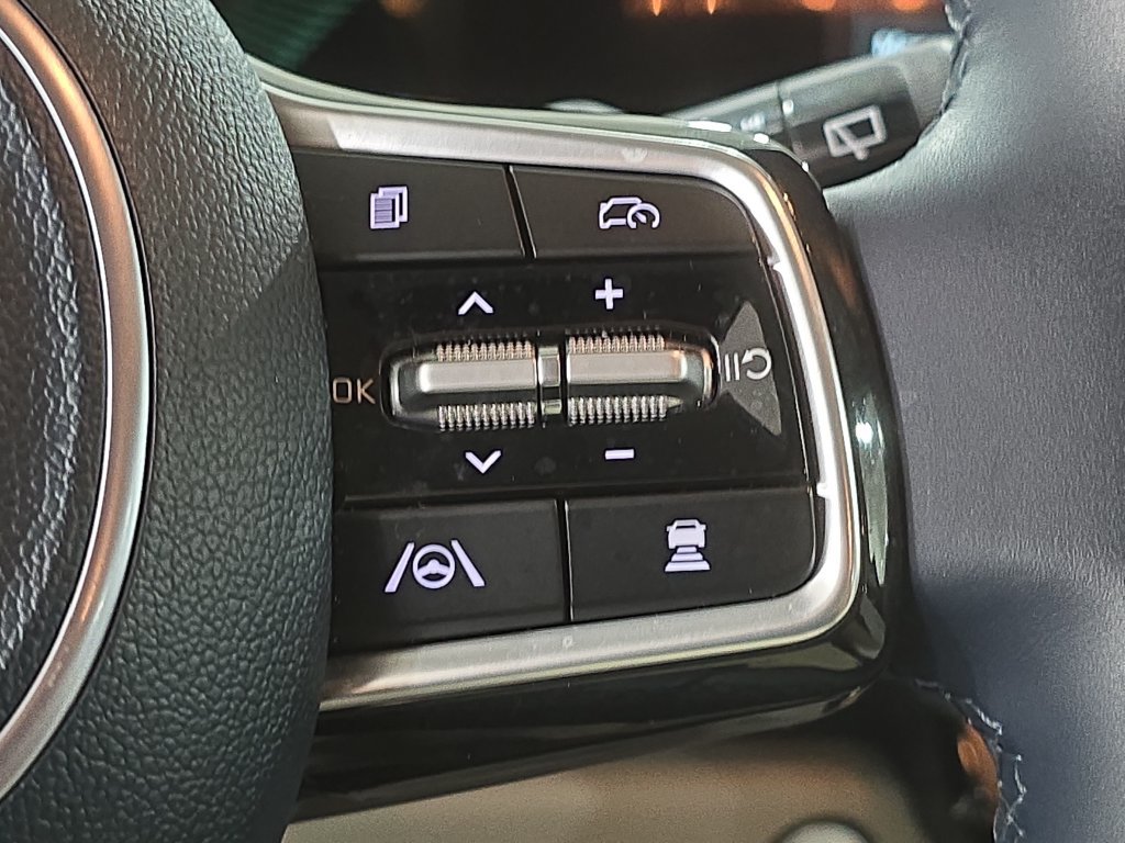 Used 2025 Kia Carnival EX FWD image 11