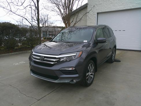 Used 2018 Honda Pilot Touring image 5