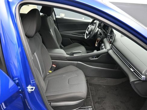 Certified 2025 Hyundai Elantra SE FWD image 23