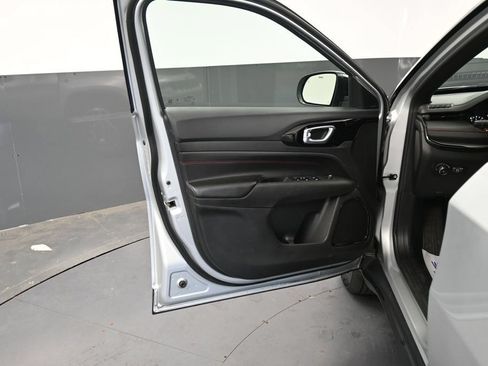 Used 2025 Jeep Compass Trailhawk AWD/4WD image 25