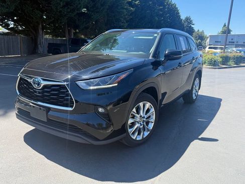 Certified 2021 Toyota Highlander Limited AWD/4WD image 1