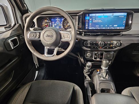 Used 2024 Jeep Wrangler Unlimited Sahara AWD/4WD image 9