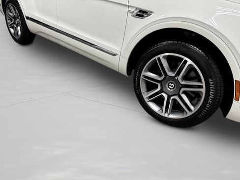 Used 2018 Bentley Bentayga AWD/4WD image 46