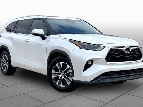 Used 2022 Toyota Highlander XLE FWD image 3