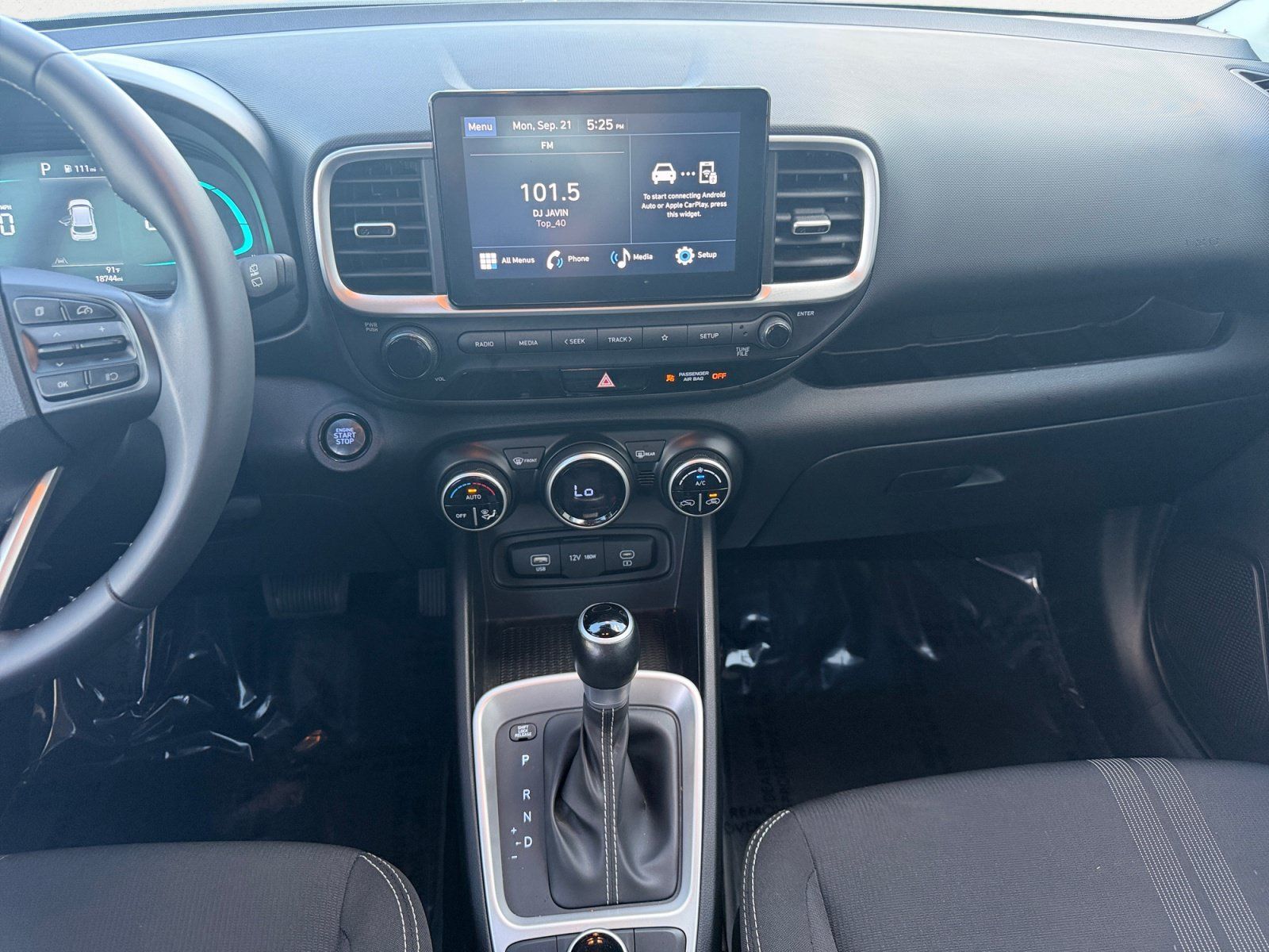 Used 2025 Hyundai Venue SEL FWD image 11