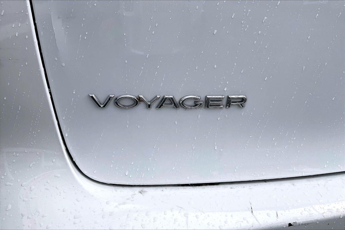 Used 2023 Chrysler Voyager LX FWD image 8